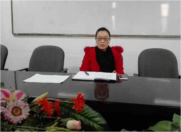 (支部书记王祎玲主持本次学习活动)