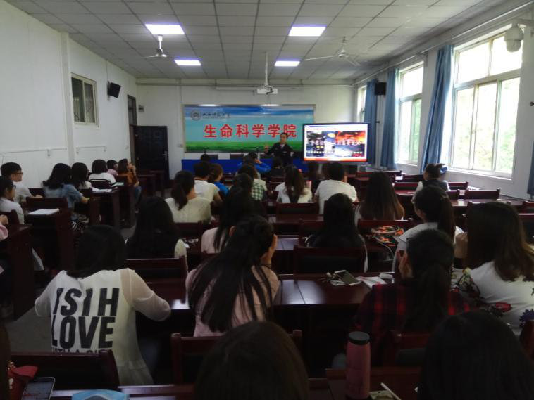 认真聆听消防知识