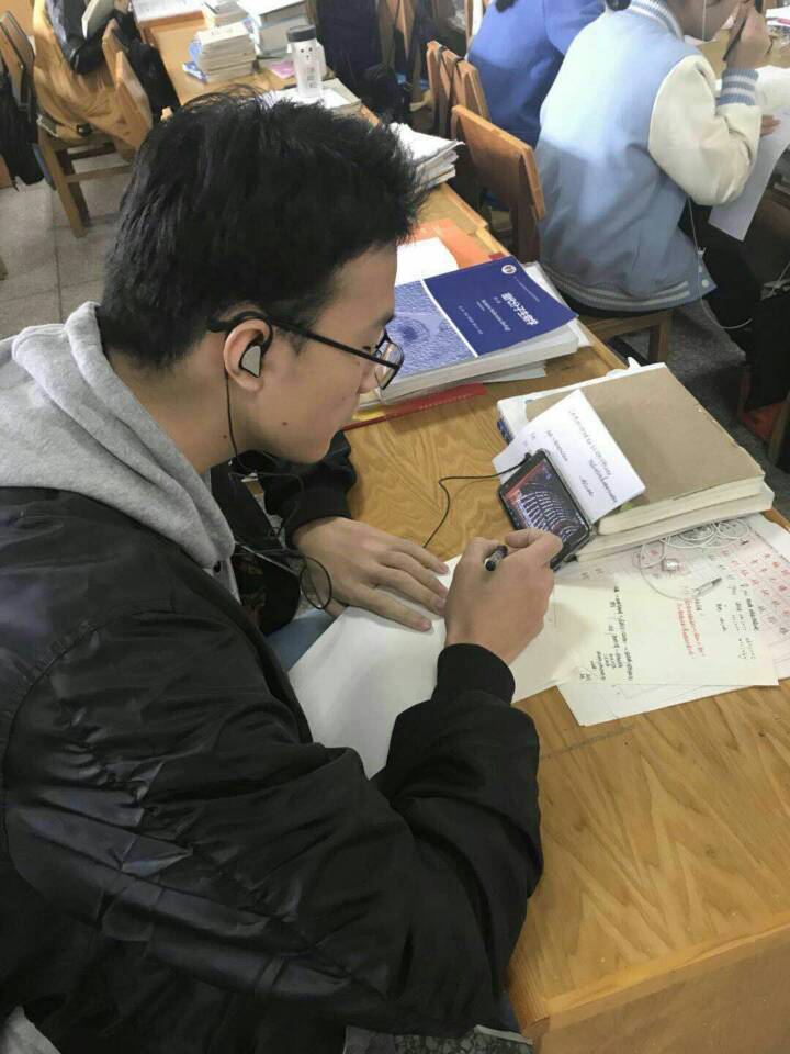 7号教学楼自习室·员工党员张晨阳