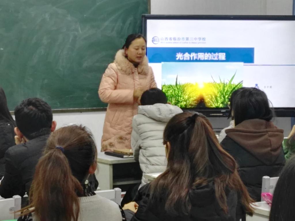 李荣荣老师为员工上示范课